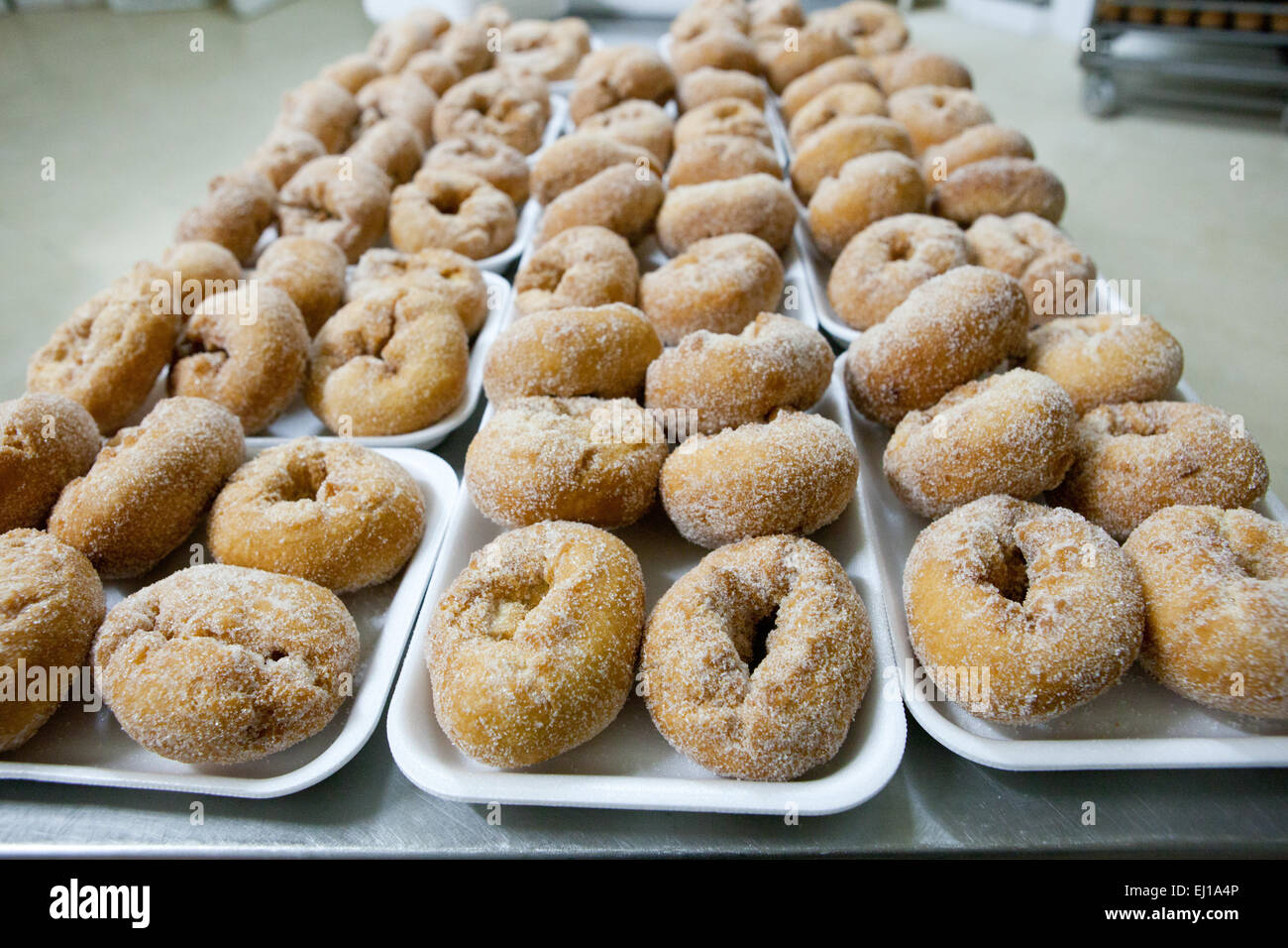 Schalen mit spanischen typische frittierte Krapfen oder Roscas fritas Stockfoto