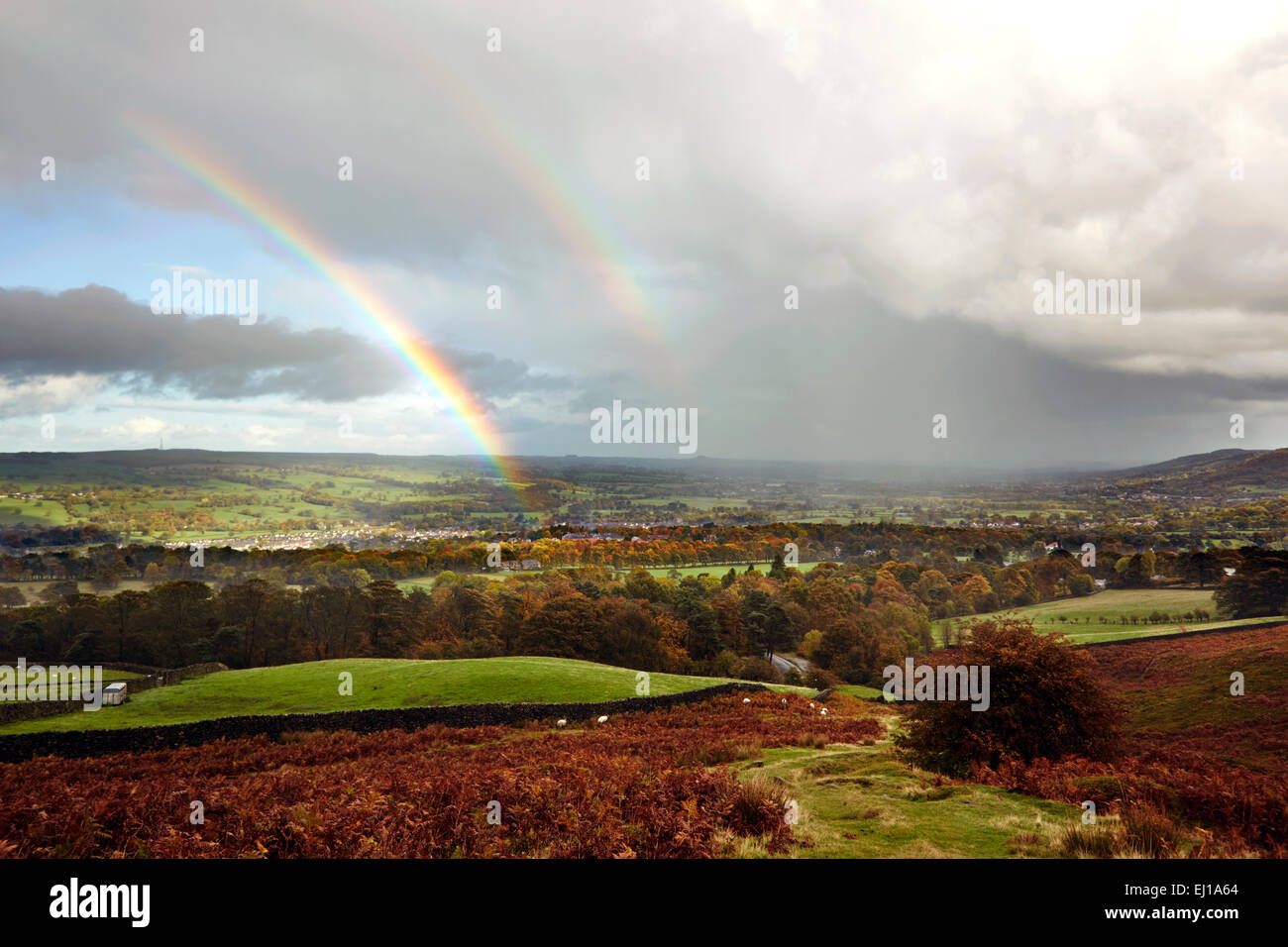 doppelter Regenbogen über Wharfedale Tal West yorkshire Stockfoto
