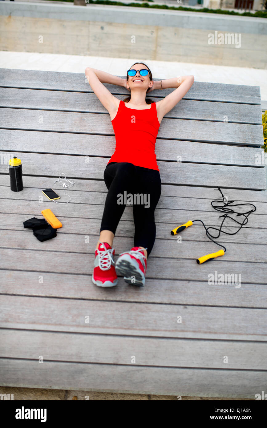 Sport-Frau auf der Sonnenbank Stockfoto