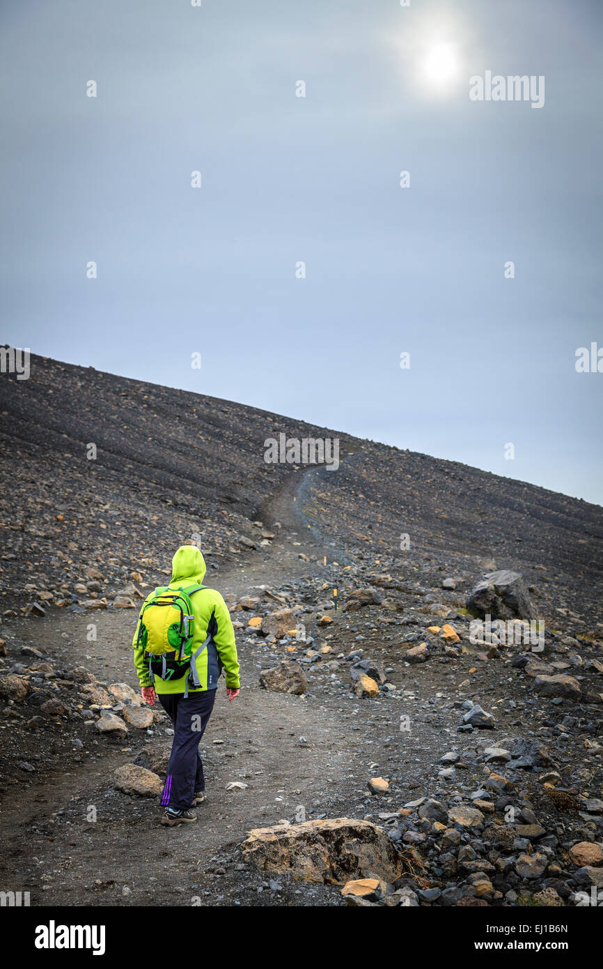 Frau nimmt einen Weg an der Spitze des Kraters Hverfjall in Nordisland Stockfoto