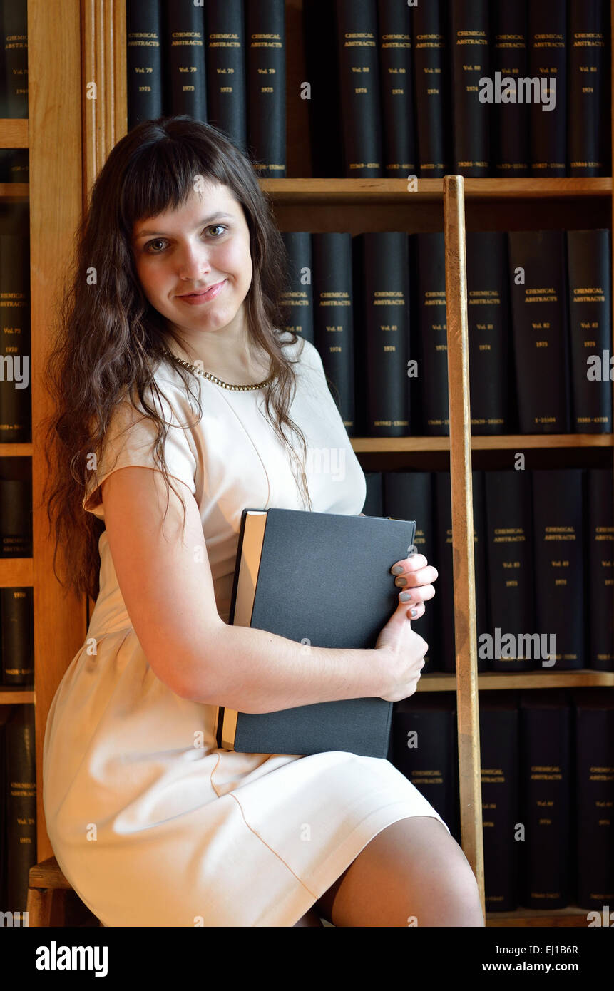 Eine junge Frau in der Bibliothek Stockfoto