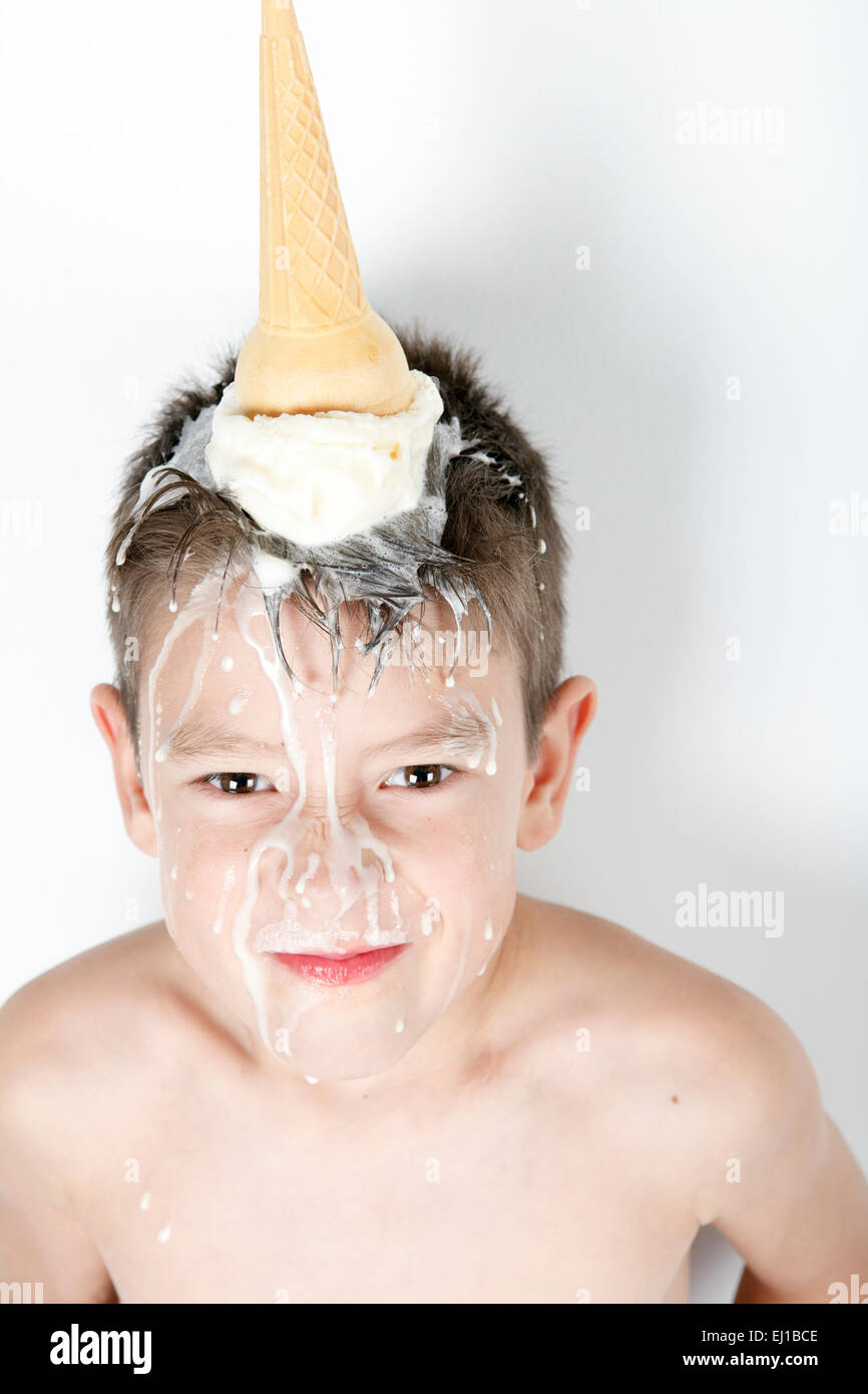 Kind mit Eis auf den Kopf, isoliert auf weiss Stockfoto