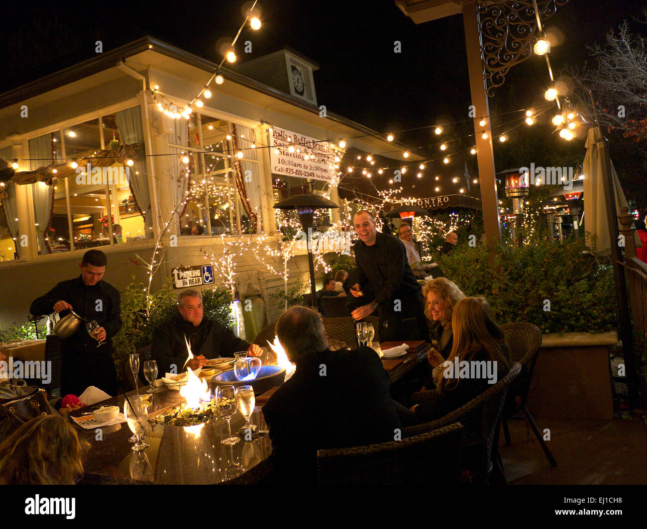 Alfresco Gruppe Essen über Thanksgiving Weihnachten Feiertage in Danville Kalifornien USA Stockfoto