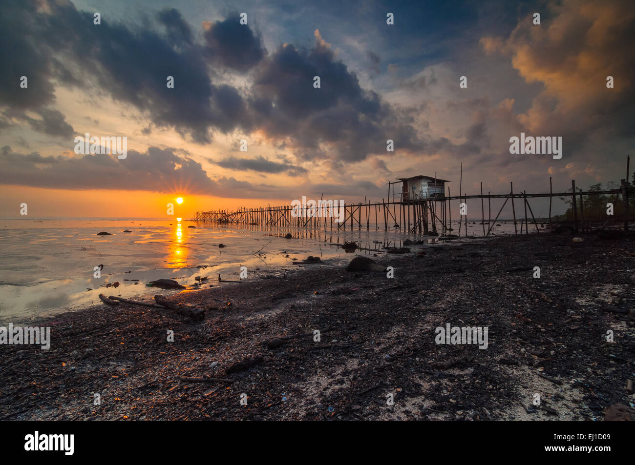Sonnenuntergang am Strand von punggor Stockfoto