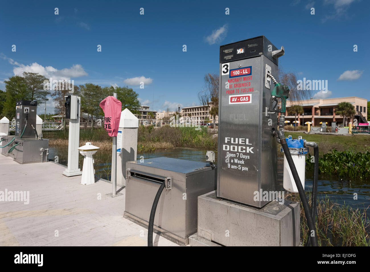 Benzin-Depot am Dockside für AV mit No Ethanol am See Dora in Tavares, Florida Stockfoto