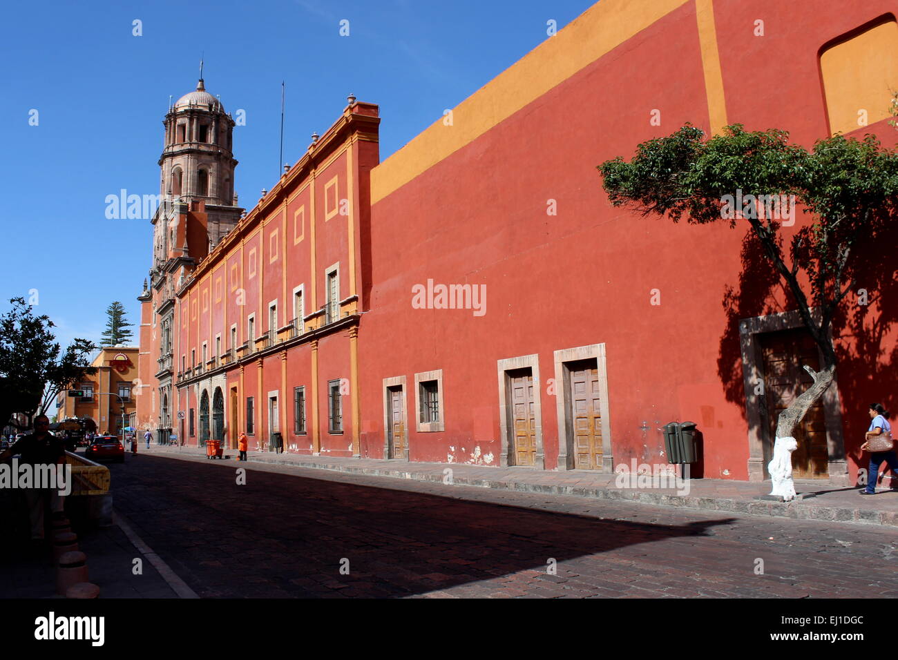 Rotes Gebäude und Kirche im Centro Histórcio von Queretaro, Bundesstaat Querétaro, Mexiko Stockfoto