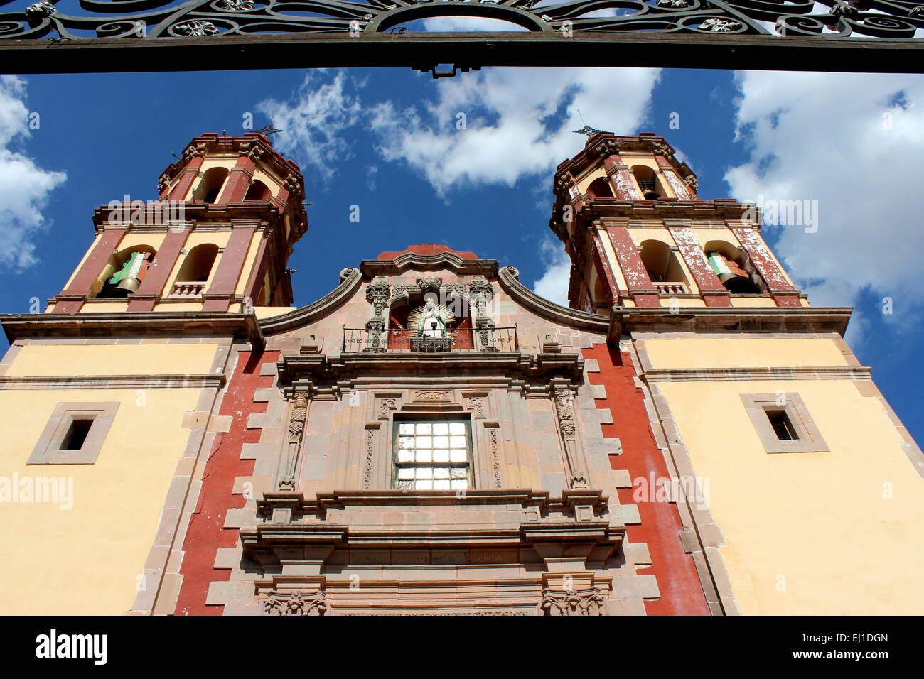 Blick auf die façade einer barocken Kirche in Queretaro, Bundesstaat Queretaro, Mexiko Stockfoto