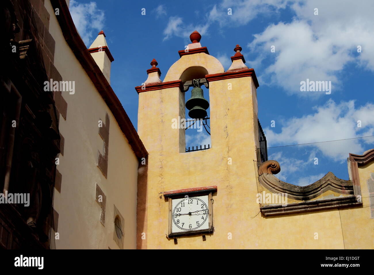 Glockenturm einer Kirche im Kolonialstil in Queretaro, Bundesstaat Queretaro, Mexiko Stockfoto