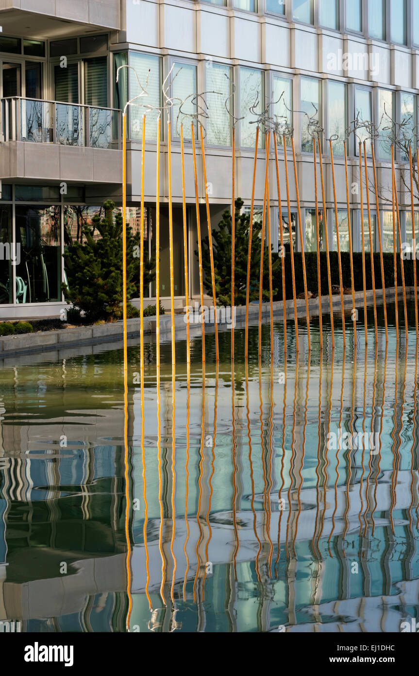 Moderne Metall-Draht Skulptur spiegelt sich in einem Pool, Dorf am False Creek, Vancouver, Britisch-Kolumbien, Kanada Stockfoto Moderne Metall-Draht Skulptur spiegelt sich in einem Pool, Dorf am False Creek, Vancouver, Britisch-Kolumbien, Kanada Stockfoto