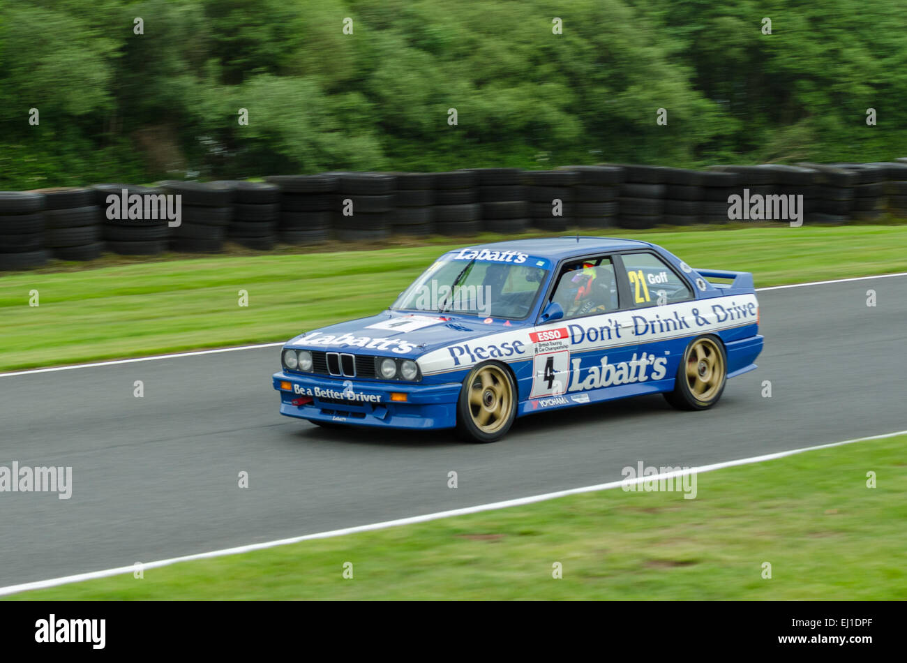 Ein klassische BMW konkurriert in einem klassischen Touring Autos Rennen auf Oulton Park Race circuit Stockfoto