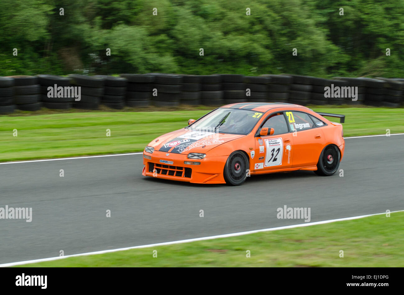 Ein klassisches Auto konkurriert in einem klassischen Touring Autos Rennen auf Oulton Park Race circuit Stockfoto