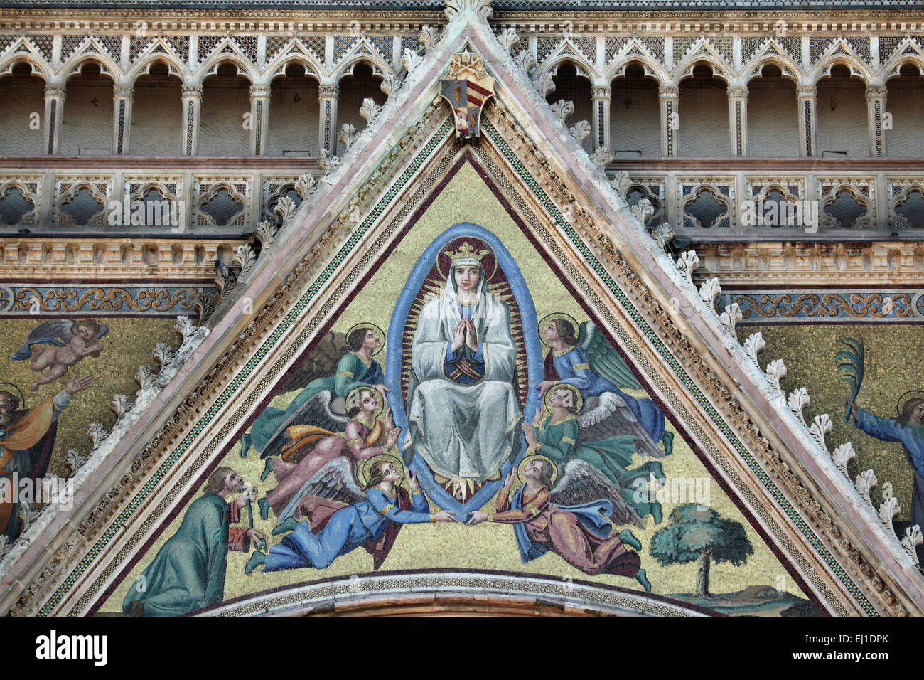 Himmelfahrt der Jungfrau Maria. Mosaik aus dem 19. Jahrhundert an der Kathedrale von Orvieto in Orvieto, Umbrien, Italien. Stockfoto