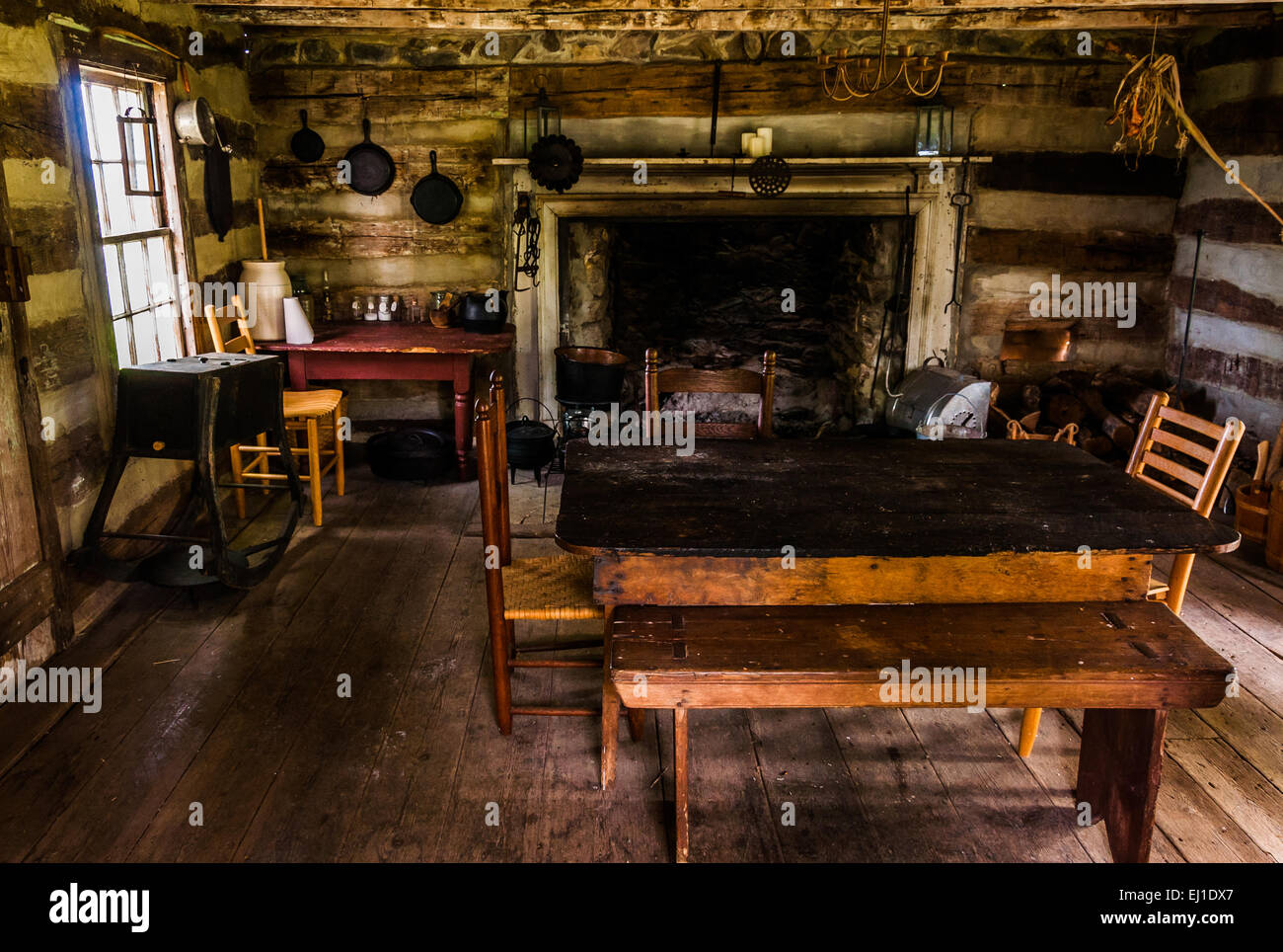 Innenraum einer historischen Blockhütte in Himmel Wiesen Staatspark, Virginia. Stockfoto