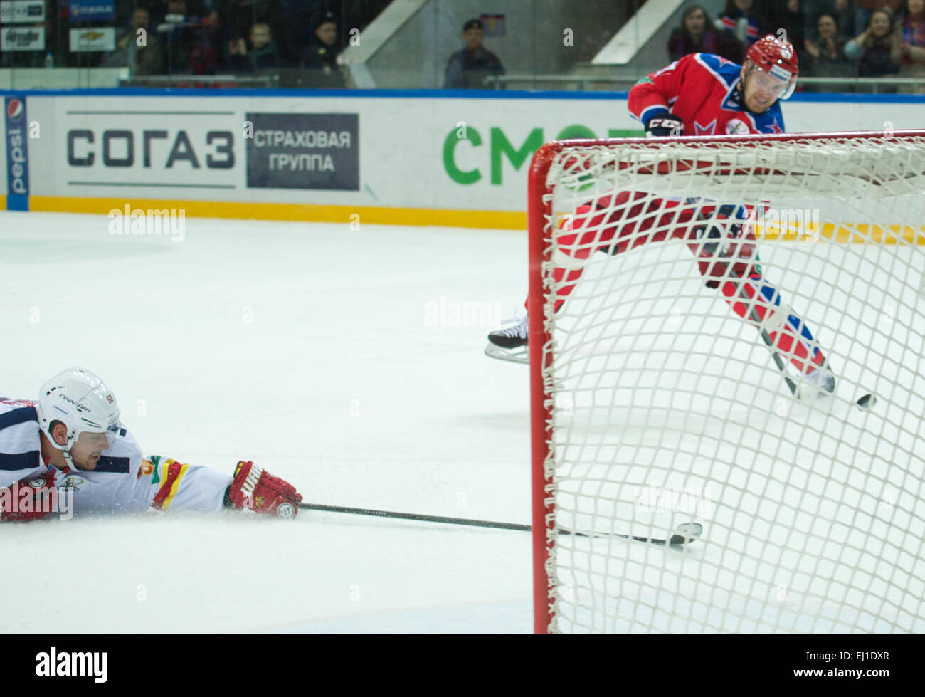 Moskau, Russland. 19. März 2015. Panin Grigory #57 von den CSKA ein Tor während des Spiels zwischen ZSKA Moskau und Jokerit Helsinki während der Gagarin Cup Playoffs im ZSKA-Stadion in Moskau, Russia.CSKA gewann das Spiel 4:2. Bildnachweis: Anna Sergeeva/ZUMA Draht/Alamy Live-Nachrichten Stockfoto