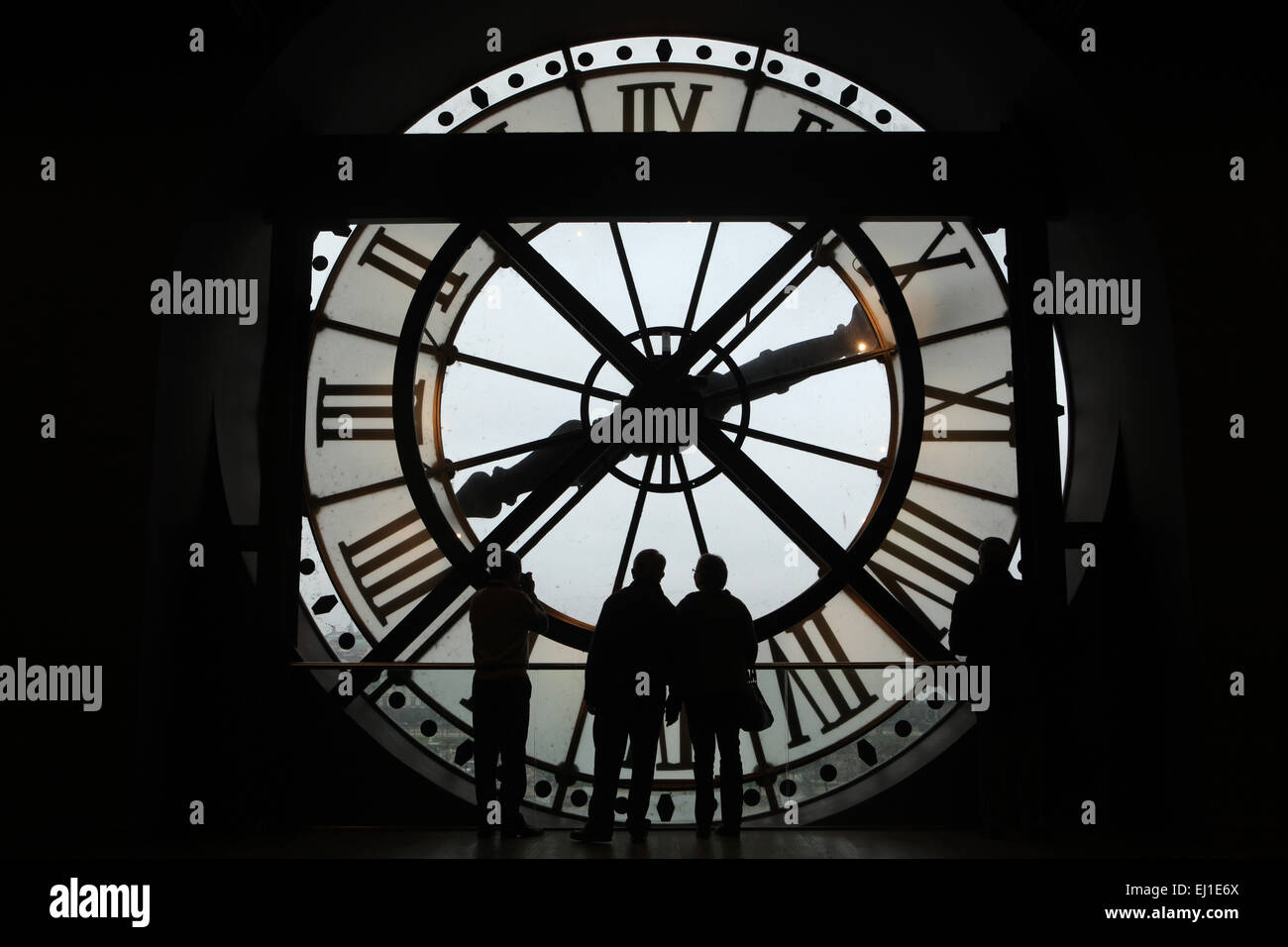 Die Besucher freuen, Gedanken, die das Glas Uhr im Musée d ' Orsay in Paris, Frankreich. Stockfoto
