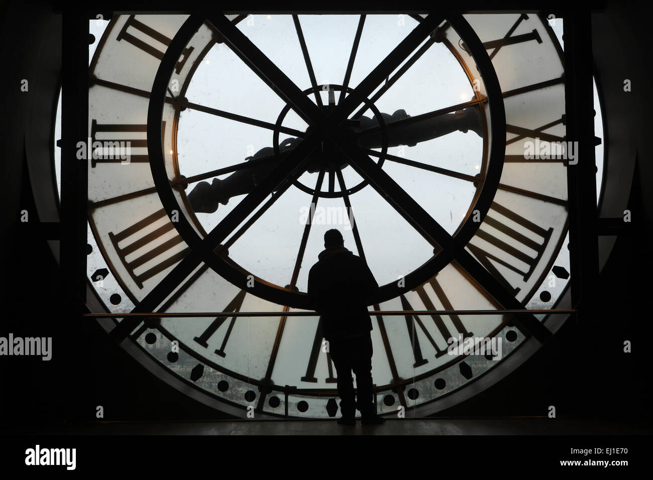 Besucher sieht, Gedanken, die das Glas Uhr im Musée d ' Orsay in Paris, Frankreich. Stockfoto