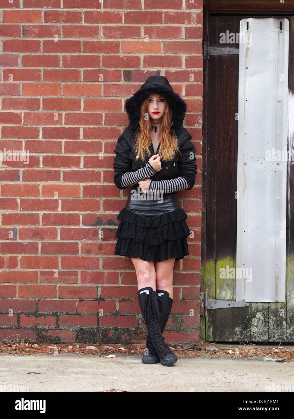 Rote behaarte Frau in gothic Kleidung gekleidet. Stockfoto
