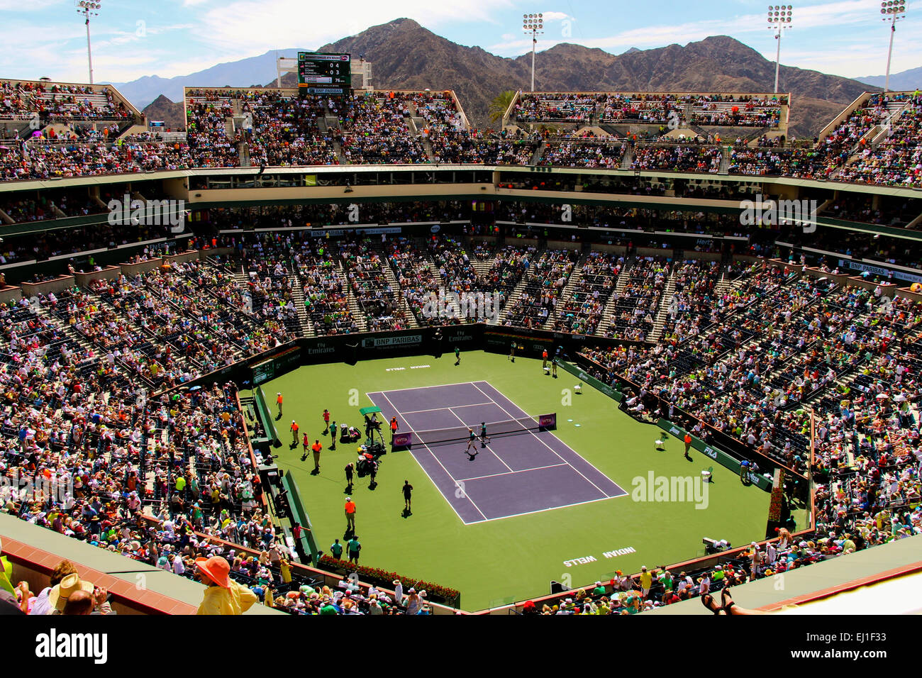 Indian Wells, Kalifornien 17. März 2015 Serena Williams Defeats Sloane Stephens zu einer gepackten Menge in der Frauen Singles 4. Runde bei der BNP Paribas Open (Partitur 6-7 6-2 6-2). Bildnachweis: Lisa Werner/Alamy Live-Nachrichten Stockfoto