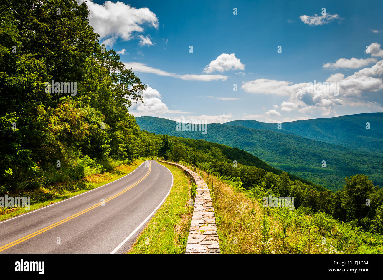 Skyline Drive und Blick auf den Blue Ridge Mountains im Shenandoah-Nationalpark, Virginia. Stockfoto