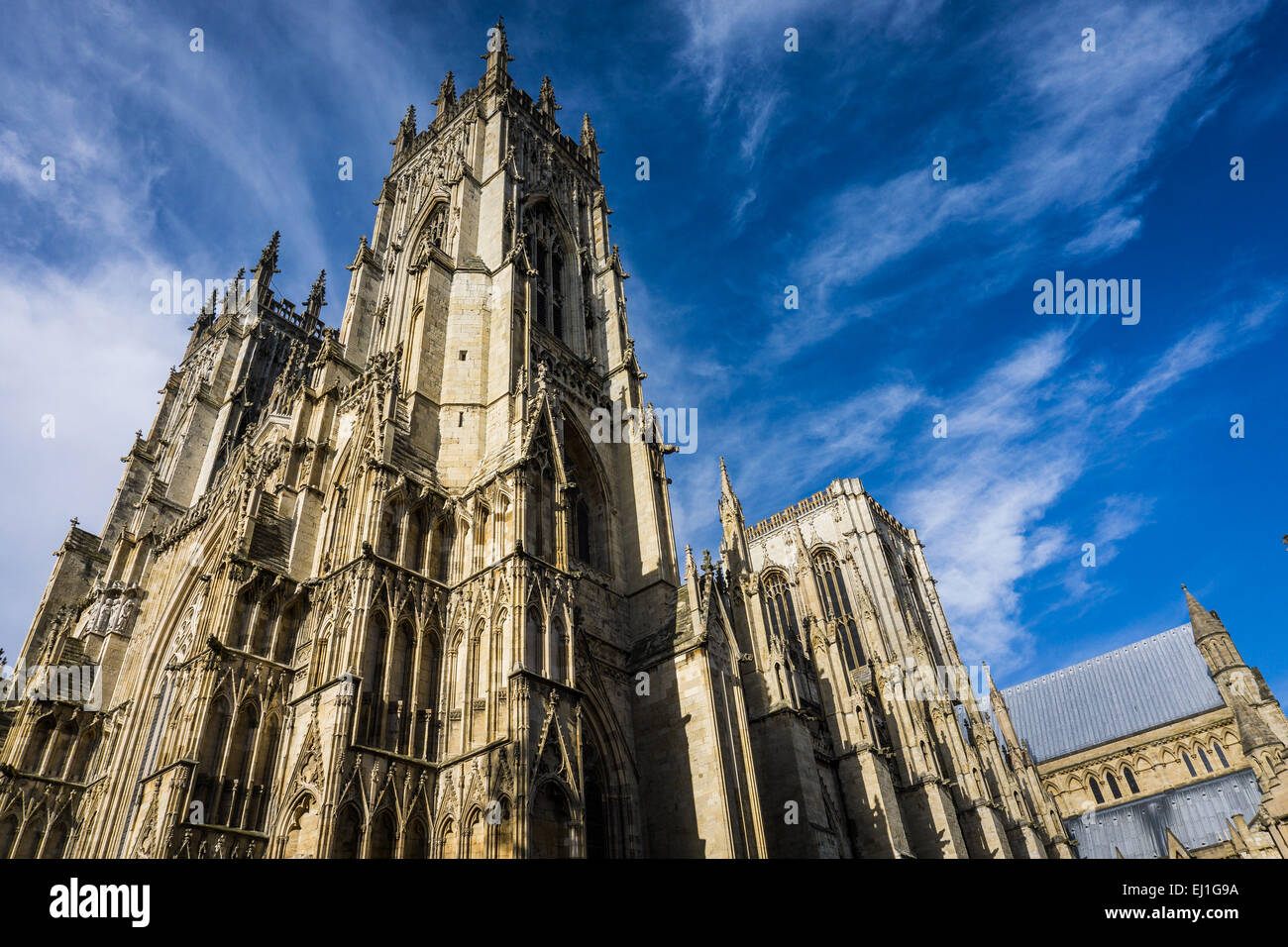 Das südliche Querschiff des York Minster zeigt die Südtürme vor einem blauen Sommerhimmel. August 2014 Stockfoto