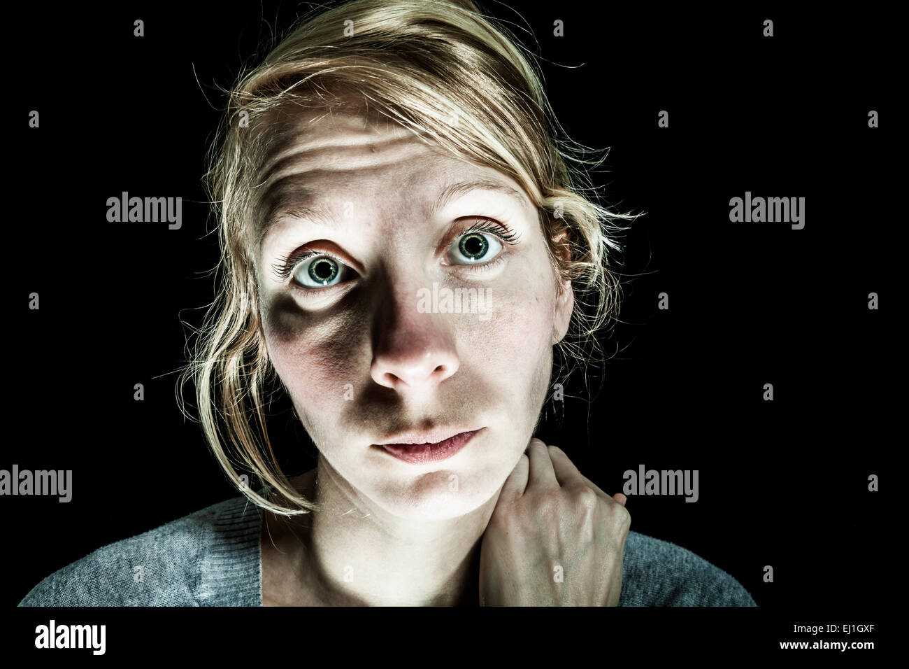 Insomniac Sad und Hoffnungslosigkeit Frau Hilfesuchenden - isoliert auf schwarz Stockfoto