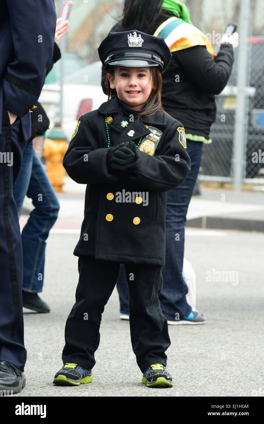 Junges Mädchen gekleidet in ein Polizist Uniform feiert 2013 St. Patricks Day Parade. Newark, New Jersey. USA. Stockfoto