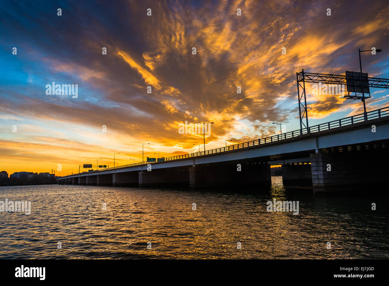 Sonnenuntergang über dem Potomac River und George Mason Memorial Bridge in Washington, DC. Stockfoto