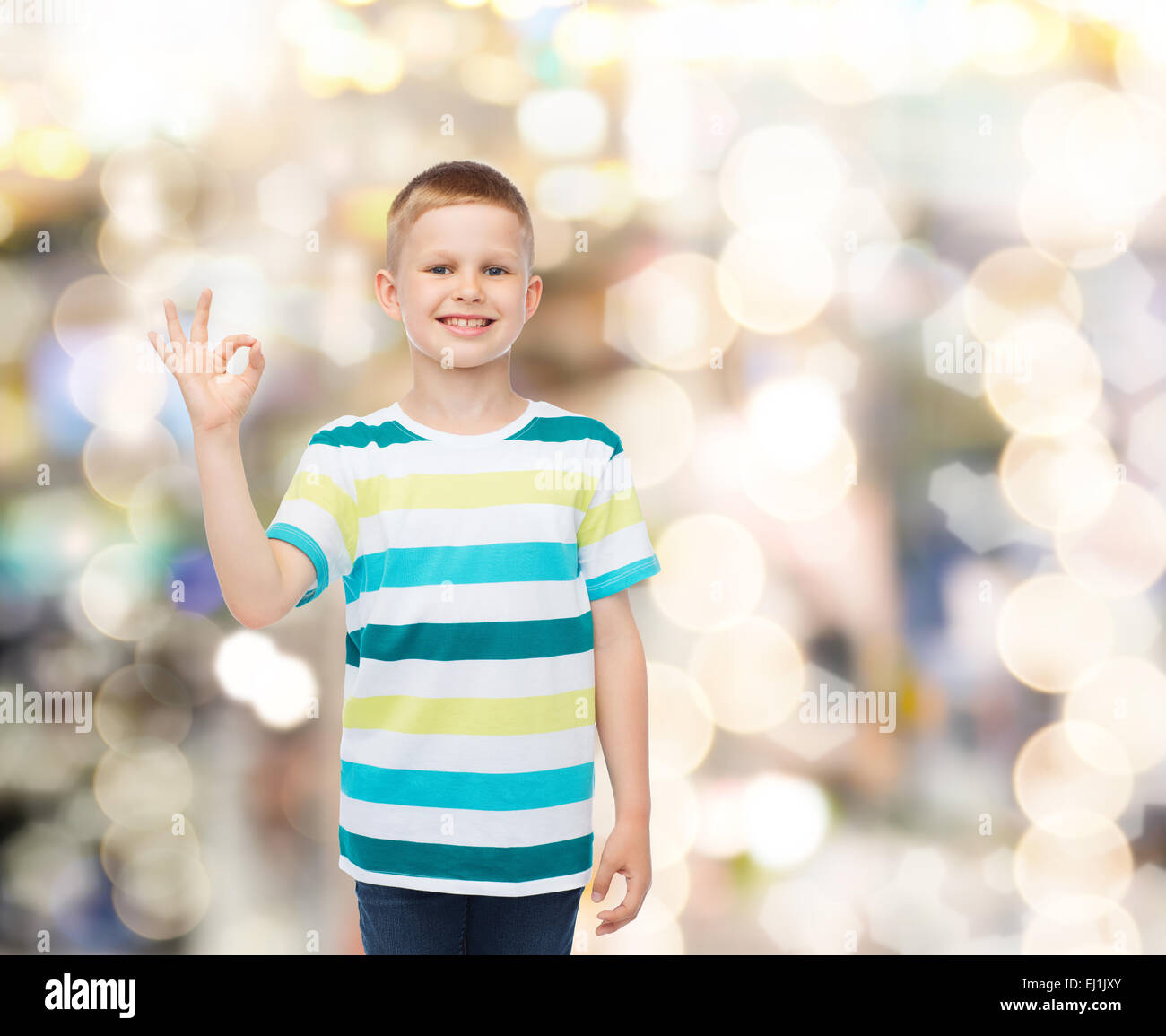 kleiner Junge in Freizeitkleidung OK Geste Stockfoto