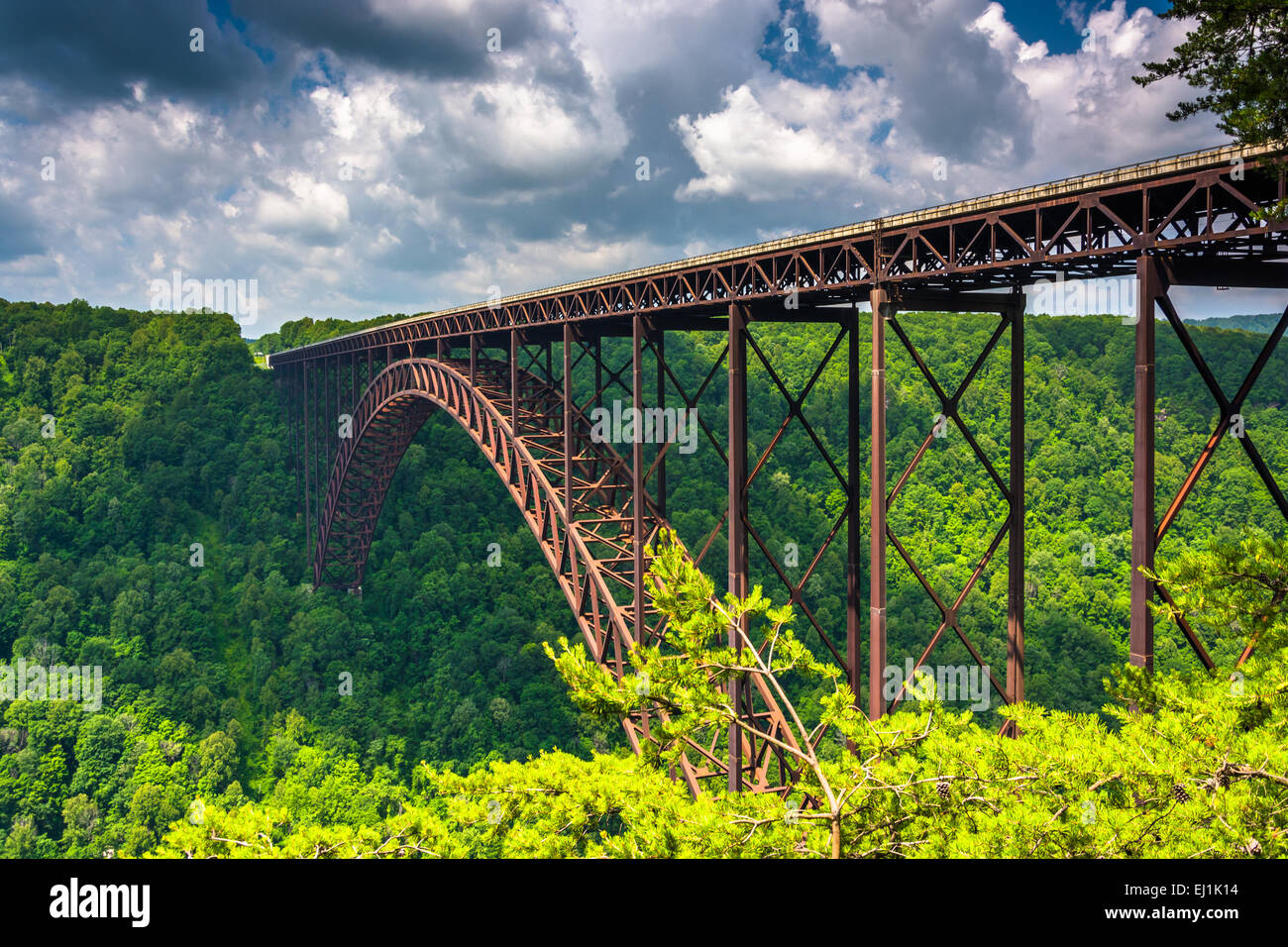 Der New River Gorge Bridge, gesehen von der Canyon Rim Visitor Center Overlook, West Virginia. Stockfoto