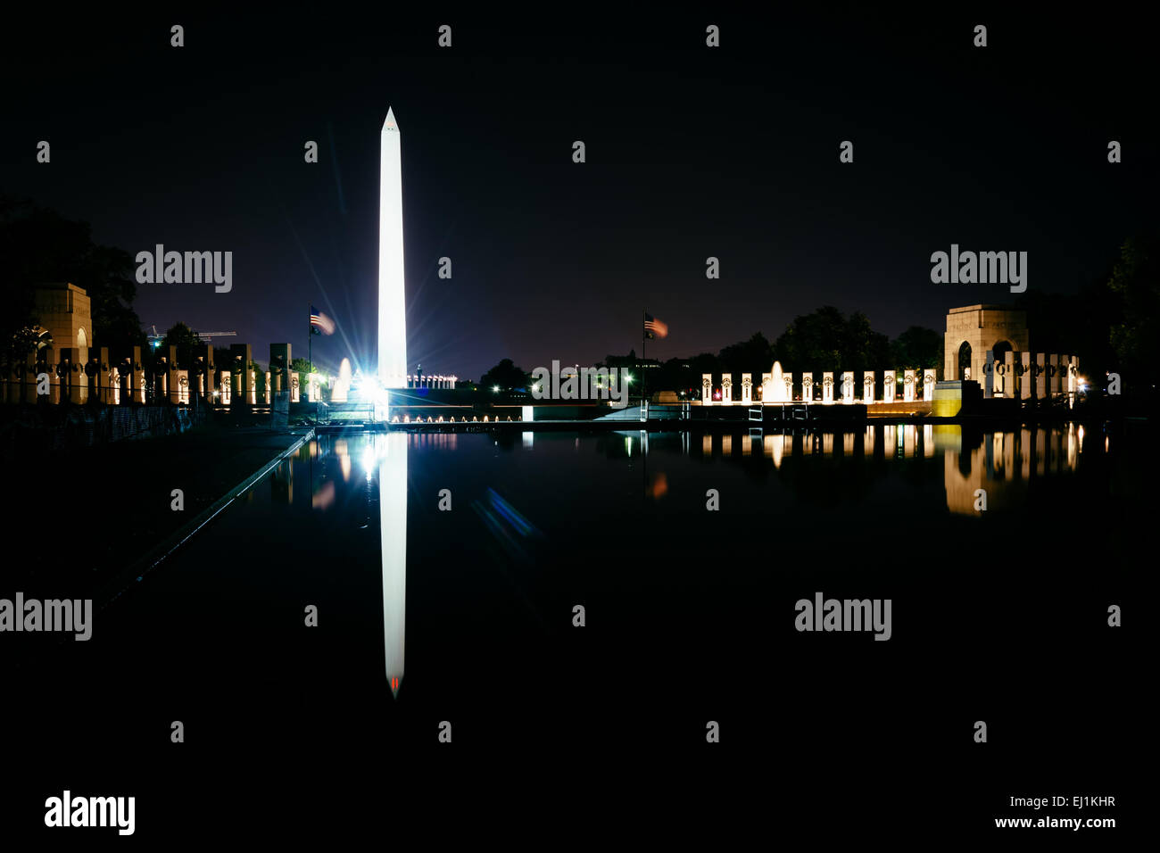 Das Washington Monument und World War II Memorial reflektieren in der Reflexion Pool in der Nacht auf der National Mall in Washington, Stockfoto