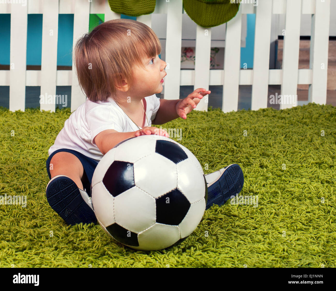 Kleine mit großen Ball Fußball Stockfotografie - Alamy