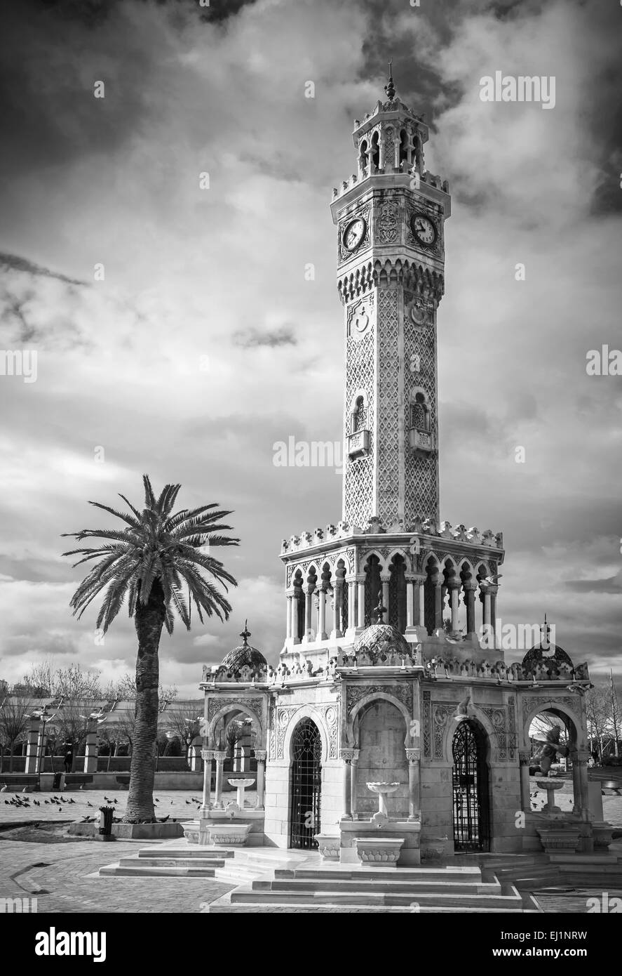 Konak Square Blick mit alten Uhrturm. Es wurde 1901 erbaut und als offizielles Symbol der Stadt Izmir, Türkei Stockfoto