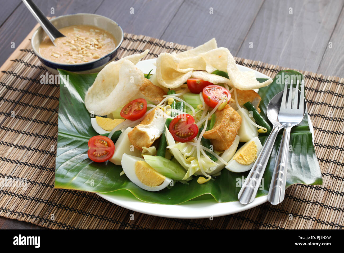 Gado Gado, indonesischer Salat mit Erdnuss-Sauce und krupuk Stockfoto