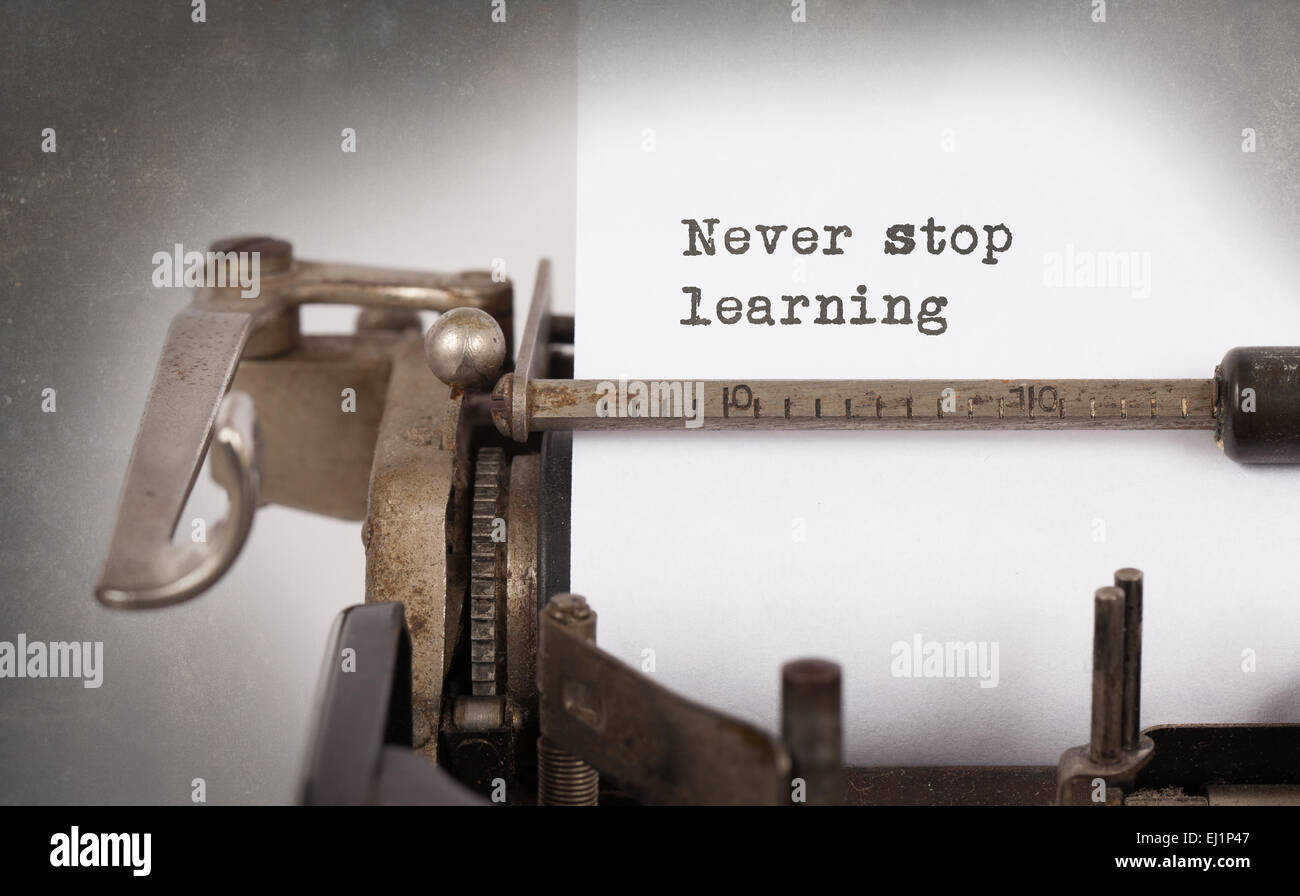 Vintage Inschrift von alte Schreibmaschine, nie aufhören zu lernen Stockfoto