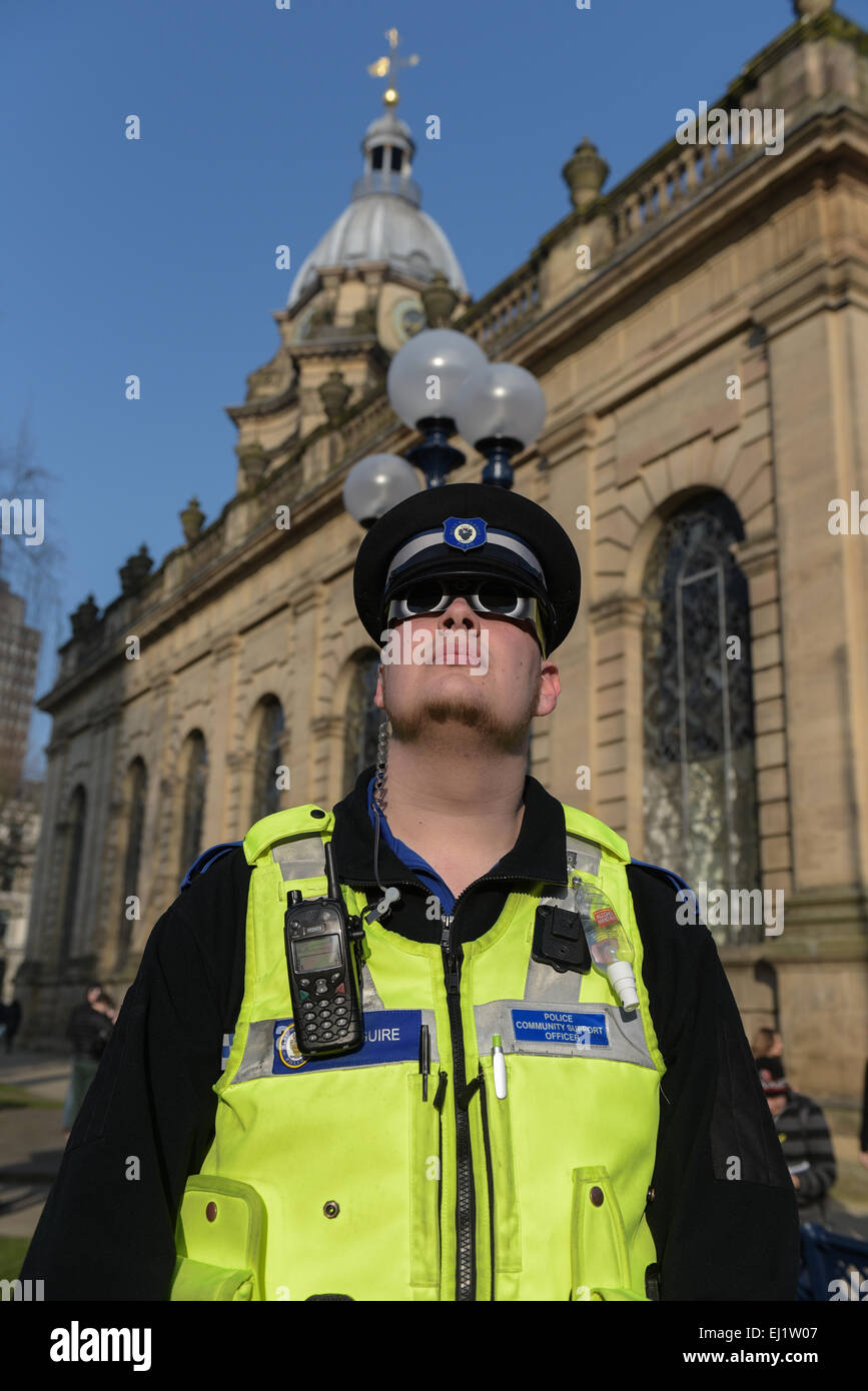 Birmingham, Vereinigtes Königreich. 20. März 2015. PCSO Maguire von Digbeth Polizeistation in Birmingham sieht durch eine spezielle Brille auf der Eclipse vor Birmingham Kathedrale. Bildnachweis: Michael Scott/Alamy Live-Nachrichten Stockfoto