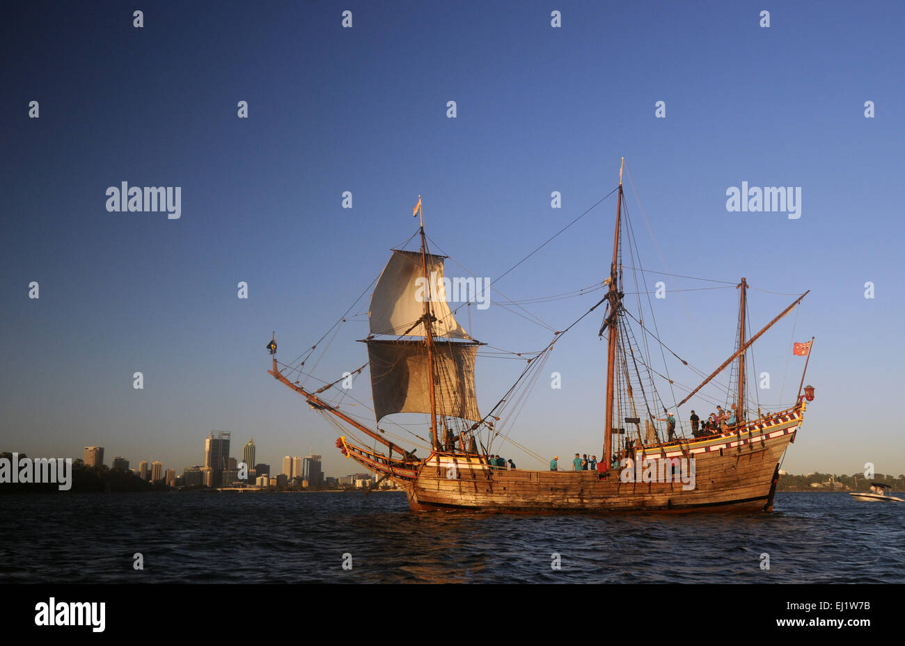 Replikat Schiff der Duyfken Segeln in der Dämmerung am Swan River, mit Skyline von Perth im Hintergrund, Western Australia. Keine PR Stockfoto