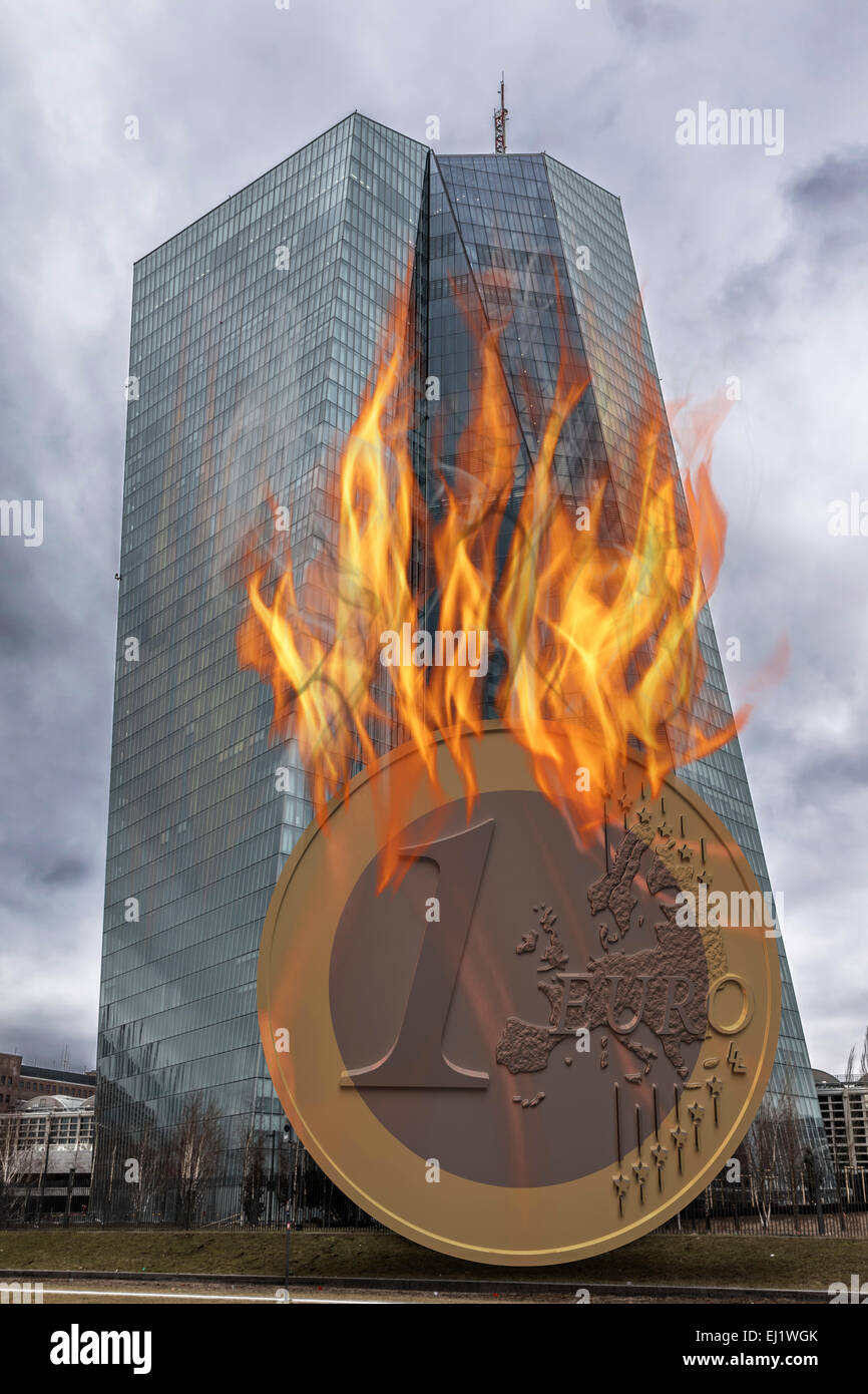 Hinauf in Flammen vor dem Gebäude der Europäischen Zentralbank, EZB-Euro-Münze Stockfoto