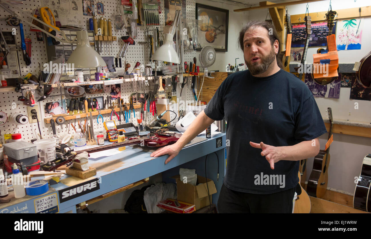 Gitarre reparieren Mann bei Mandoline Brothers in Staten Island New York Stockfoto