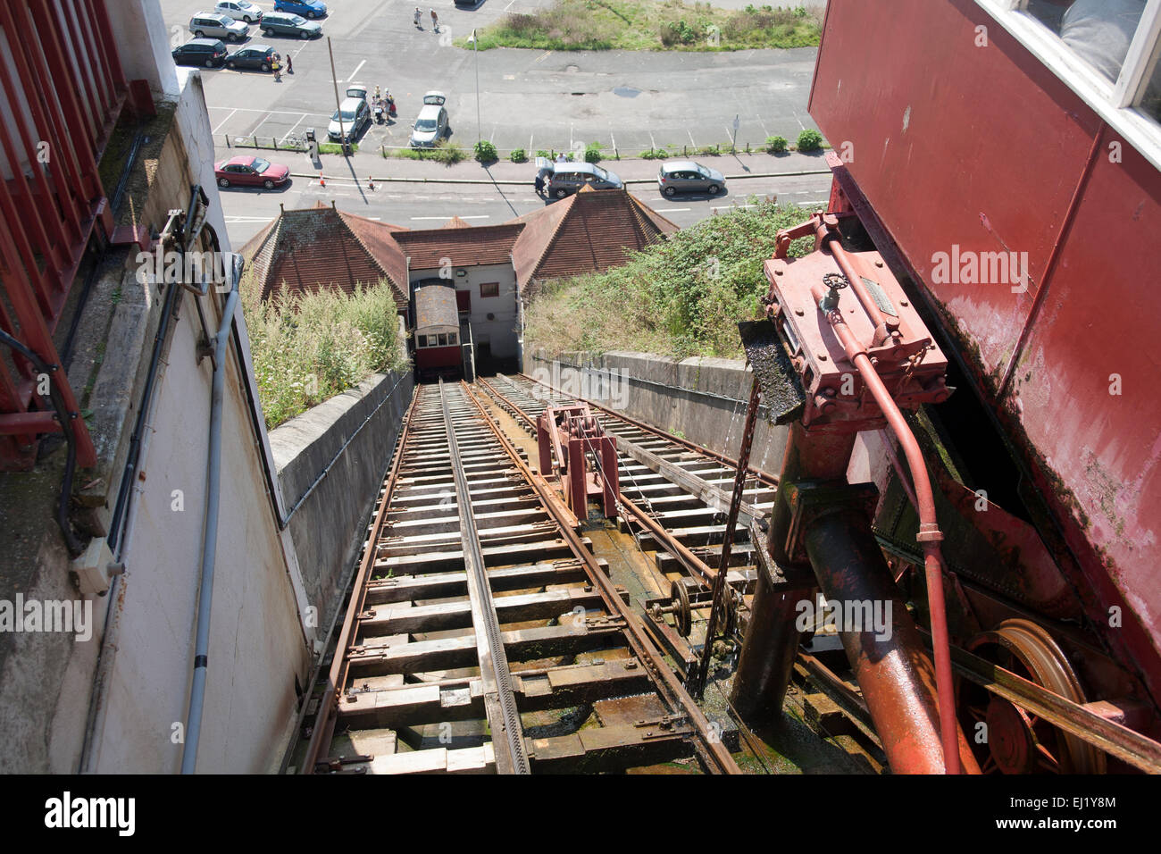 Blick nach unten von Leas heben, die Standseilbahn Folkestone tragende Passagiere vom Meer an der promenade Stockfoto Blick nach unten von Leas heben, die Standseilbahn Folkestone tragende Passagiere vom Meer an der promenade Stockfoto