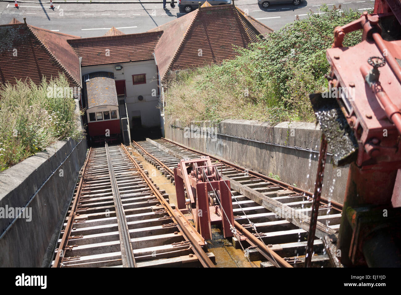 Blick nach unten von Leas heben, die Standseilbahn Folkestone tragende Passagiere vom Meer an der promenade Stockfoto Blick nach unten von Leas heben, die Standseilbahn Folkestone tragende Passagiere vom Meer an der promenade Stockfoto
