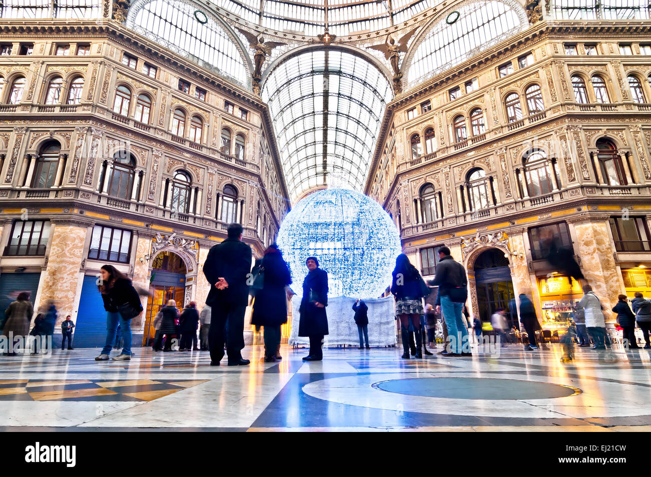 Neapel, Italien - 1. Januar 2014: Tag Blick auf Touristen und Einheimische in öffentlichen shopping-Galerie Galleria Umberto I in Neapel, Italien. Stockfoto