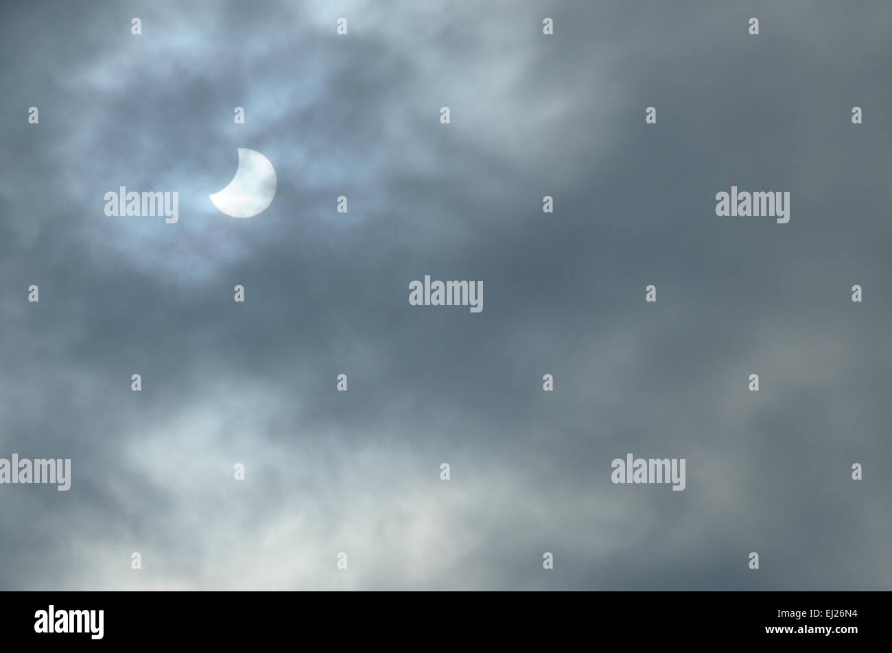 Sonnenfinsternis in Annecy Frankreich und Wolken am 20. März 2015 Stockfoto