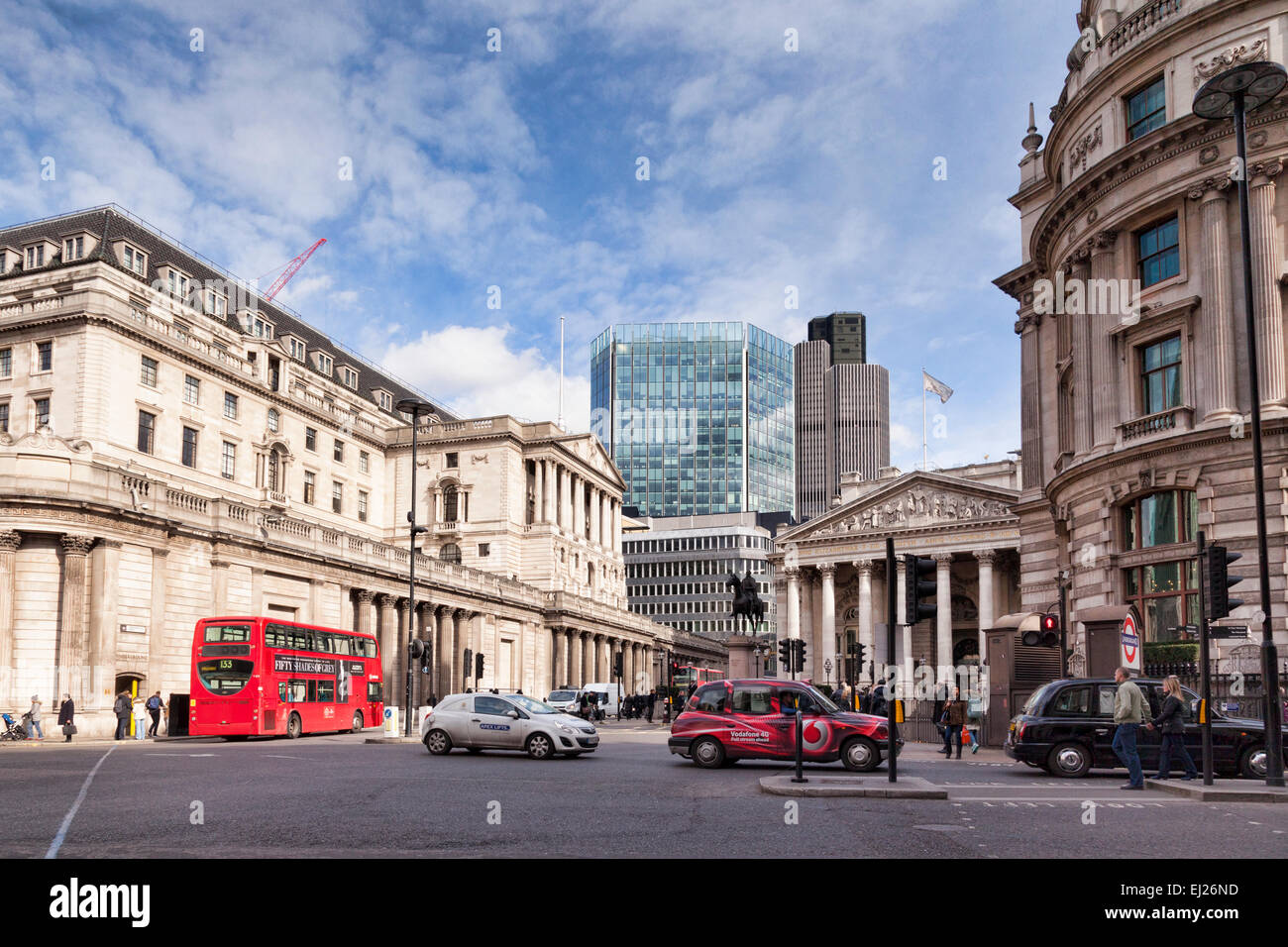 Eine Straßenszene in der Threadneedle Street, London, England, mit der Bank of England auf der linken Seite. Stockfoto