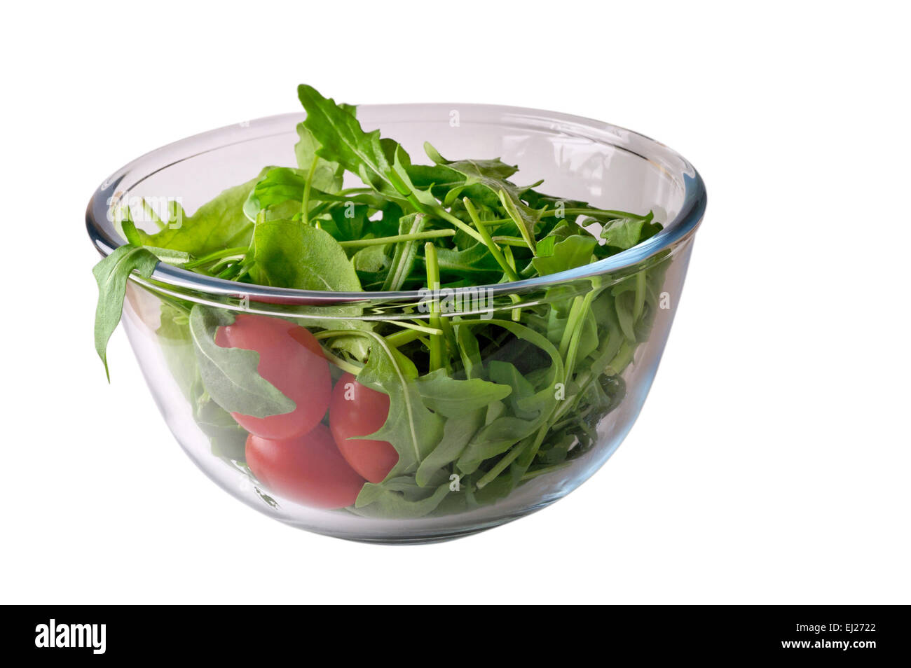 Salat mit Rucola und Kirschtomaten in Glasschale mit Beschneidungspfad Stockfoto