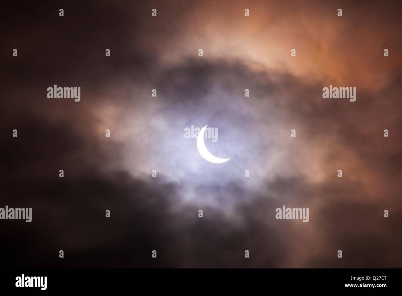 Partielle Sonnenfinsternis die Sonne durch den Mond Freitag, 20. März 2015. Carlisle, Cumbria, Vereinigtes Königreich. Stockfoto