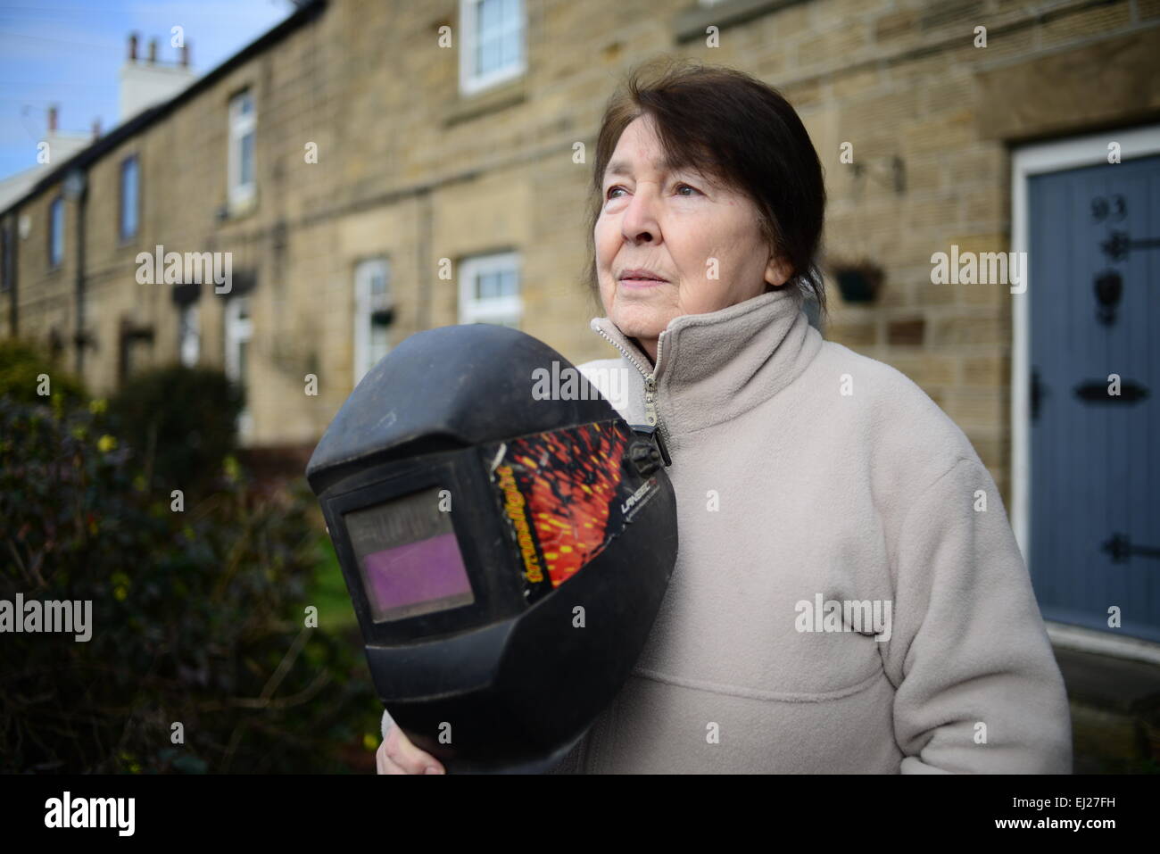 Barnsley, UK. 20. März 2015. 72 Jahre alte Glenys Goodwin mit Schweißer Maske, die sie verwendet, um die 2015 partielle Sonnenfinsternis zu sehen. Stockfoto