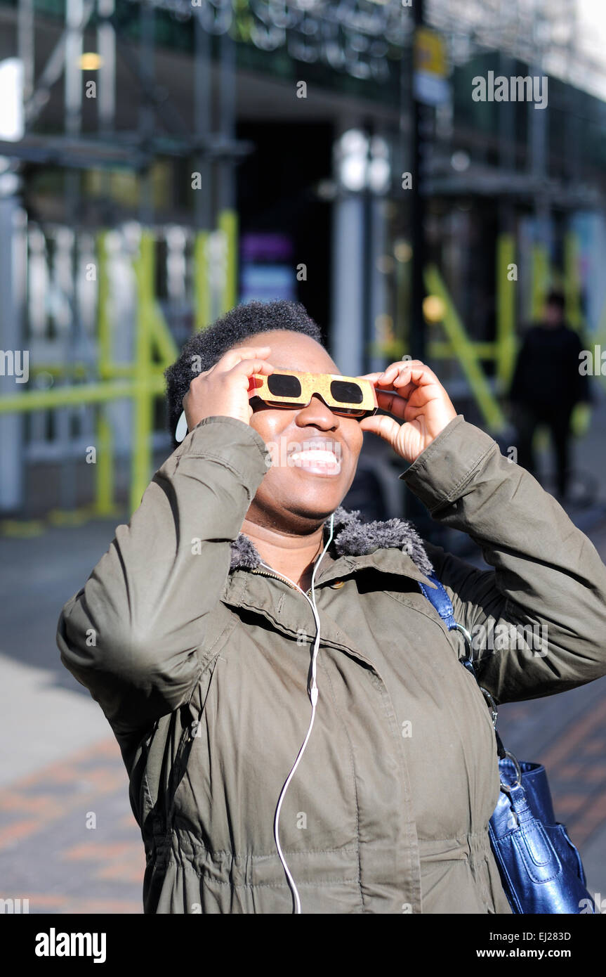 Nottingham, UK. 20. März 2015. Hunderte Menschen erweisen sich die partielle Sonnenfinsternis am alten Marktplatz Nottinghams anzeigen, etwa 85 % der Oberfläche der Sonne durch den Mond in die Midlands Gebiet bedeckt war. Bildnachweis: IFIMAGE/Alamy Live-Nachrichten Stockfoto