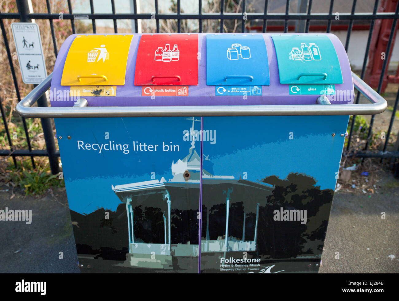 Recycling-Abfallbehälter. Stockfoto