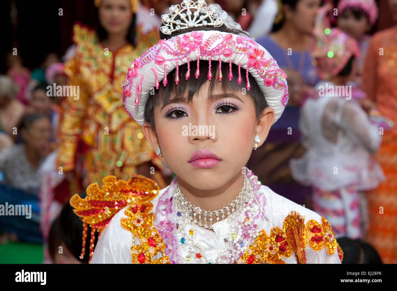 Ein Junge Burmesische gekleidet in bunten Gewändern und Puppe wie sein kommen der Alter Zeremonie in Mandalay Myanmar ausgleichen Stockfoto