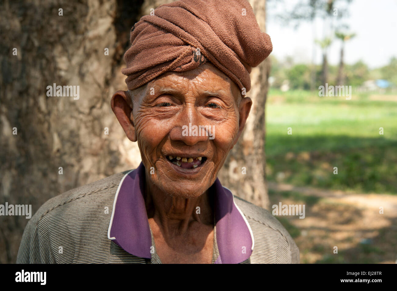 Alte Mann Pferd und Wagen Treiber steht mit seinem Wagen in der alten zerstörten Inwa in der Nähe von Mandalay Myanmar Stockfoto